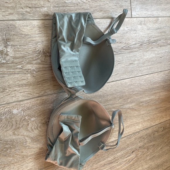 Victoria Secret - Picture 2 of 4